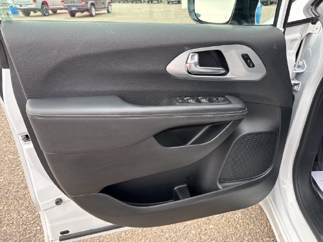 Used 2025 Chrysler Pacifica Limited FWD image 10