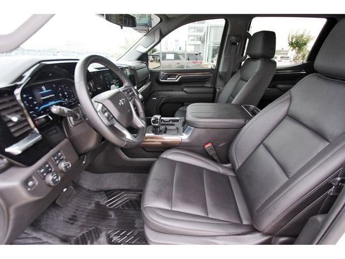 Used 2025 Chevrolet Silverado 1500 LT Trail Boss w/ LT Trail Boss Premium Package AWD/4WD image 12