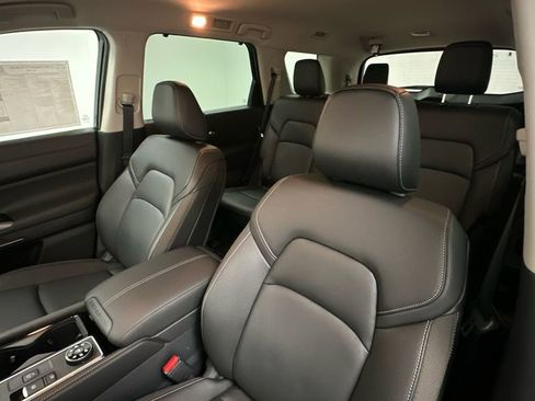 Certified 2024 Nissan Pathfinder SL w/ Black Appearance Package AWD/4WD image 9