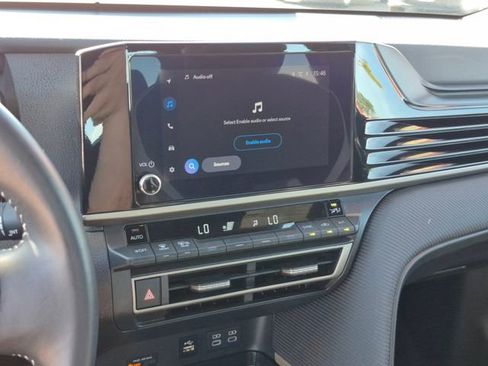 Used 2025 Toyota Camry SE image 14