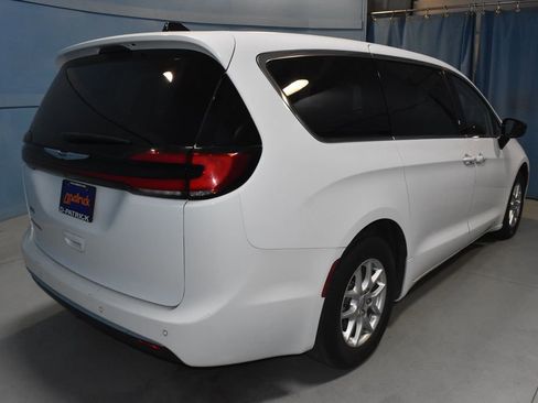 Used 2024 Chrysler Pacifica Touring-L image 26