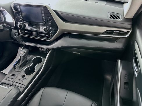 Used 2021 Toyota Highlander XLE AWD/4WD image 28