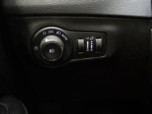 Used 2019 Jeep Compass Latitude FWD image 22