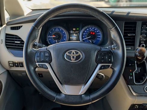 Used 2018 Toyota Sienna XLE w/ XLE Navigation Package FWD image 44