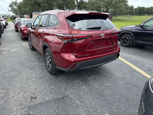 Used 2024 Toyota Highlander XLE FWD image 2