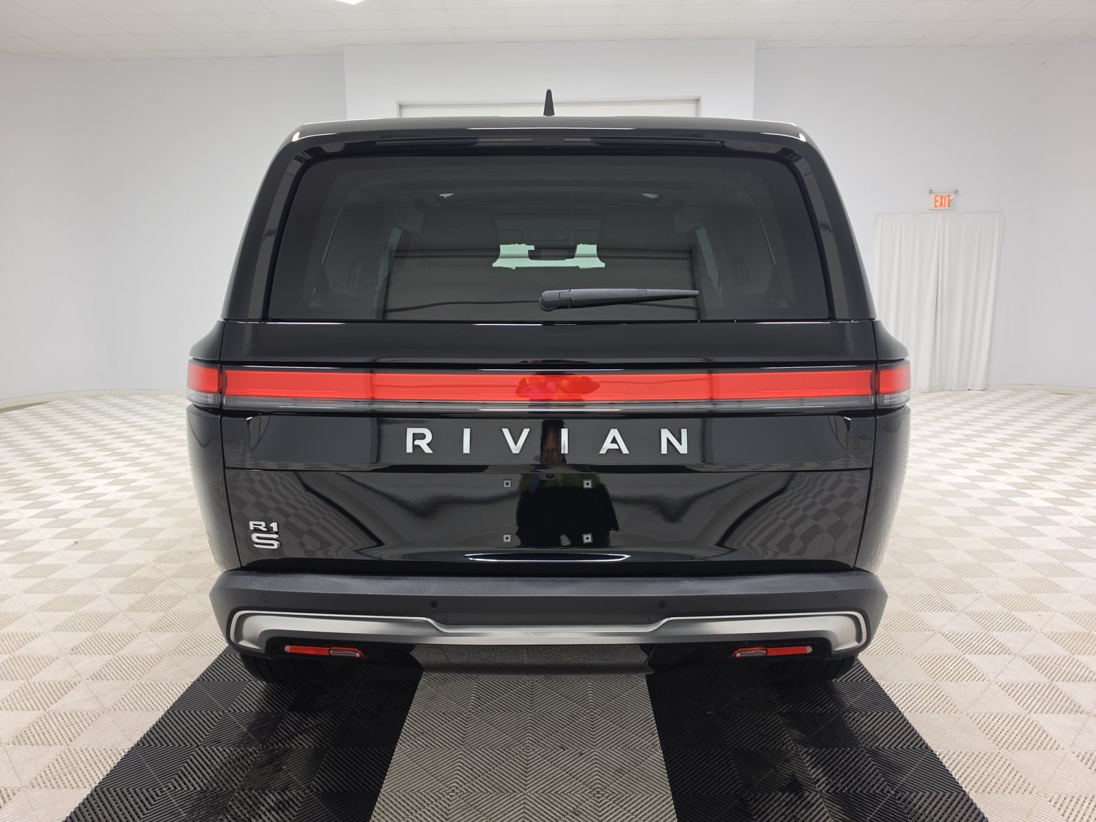 Used 2025 Rivian R1S Adventure Dual AWD/4WD image 4