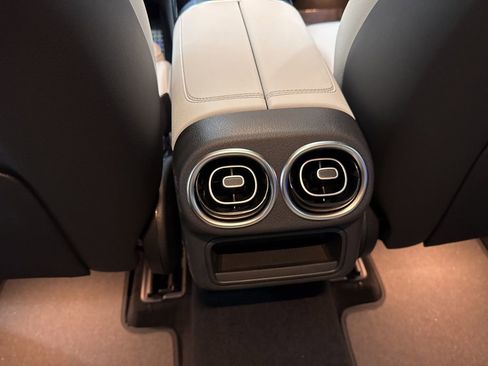 Used 2025 Mercedes-Benz GLC 300 4MATIC image 23