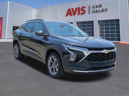 Used 2025 Chevrolet Trax LT w/ LT Convenience Package FWD image 9