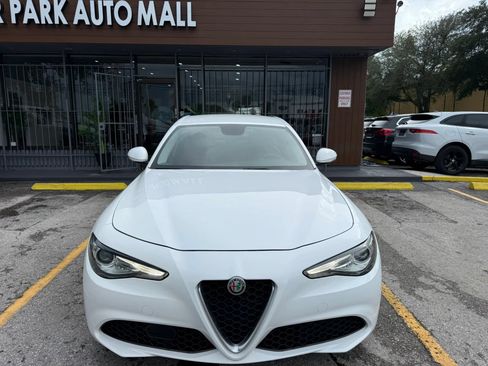 Used 2018 Alfa Romeo Giulia AWD image 2