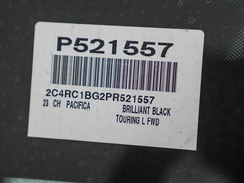 Used 2023 Chrysler Pacifica Touring-L image 34