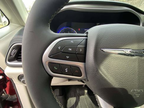 Used 2023 Chrysler Pacifica Touring-L AWD/4WD image 15