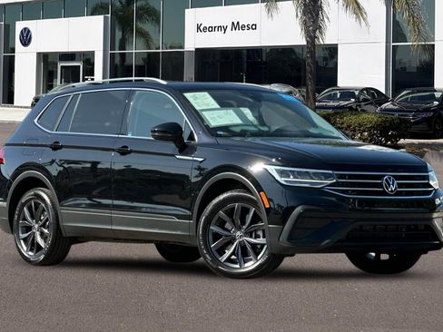 Used 2023 Volkswagen Tiguan SE w/ Panoramic Sunroof Package image 2