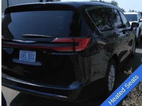 Used 2024 Chrysler Pacifica Touring-L FWD image 7