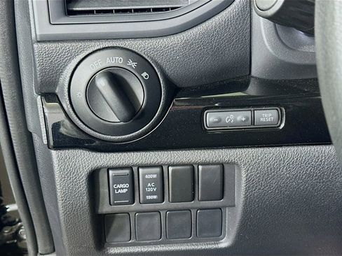 Used 2024 Nissan Titan SV w/ SV Convenience Package image 20