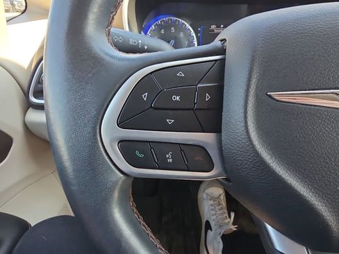 Used 2018 Chrysler Pacifica Touring-L FWD image 16