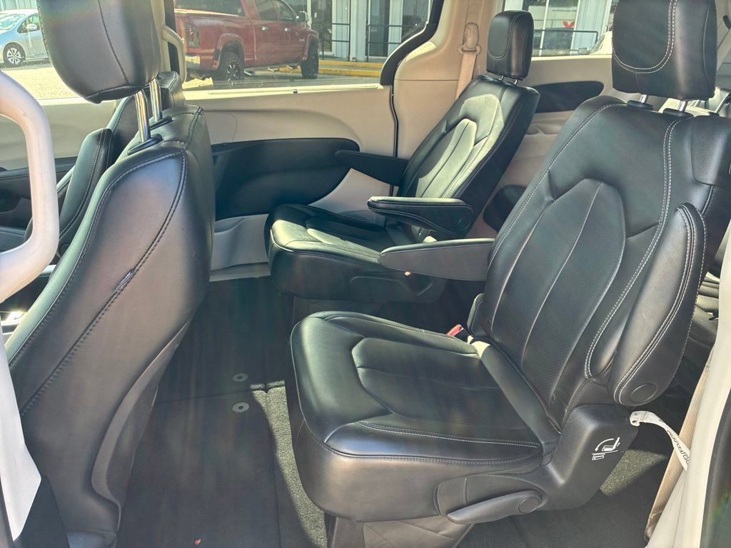 Used 2023 Chrysler Pacifica Touring-L FWD image 13