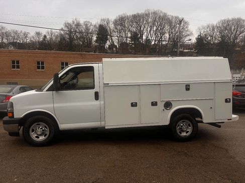 Used 2017 Chevrolet Express 3500 image 4