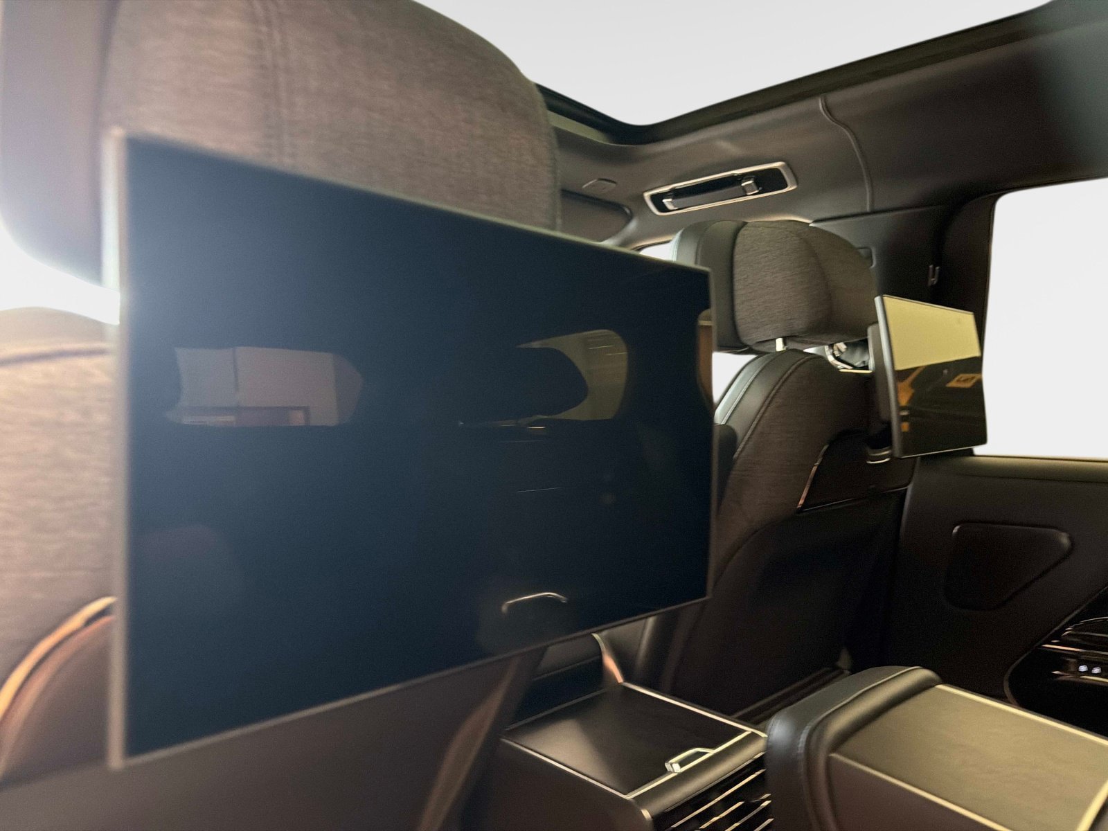 New 2026 Land Rover Range Rover SV AWD/4WD image 17