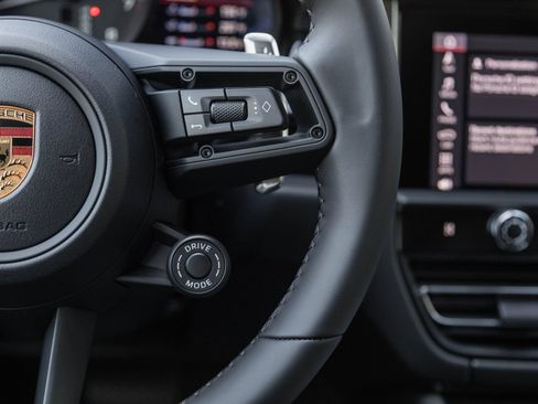 Certified 2026 Porsche Macan AWD/4WD image 16