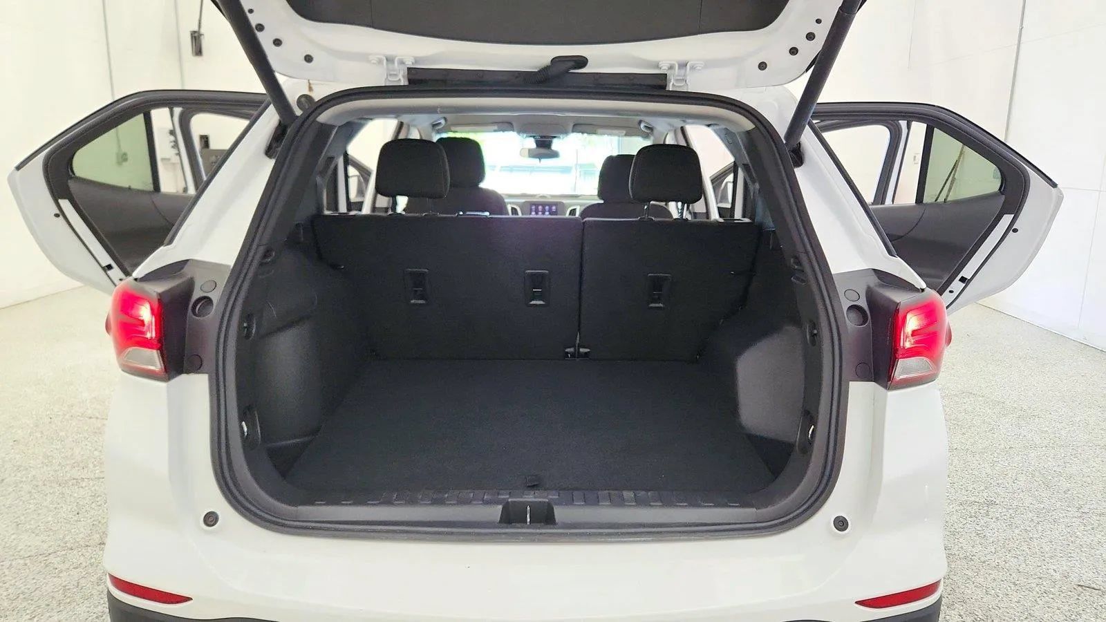 Used 2024 Chevrolet Equinox LT w/ LPO, Cargo Package FWD image 39