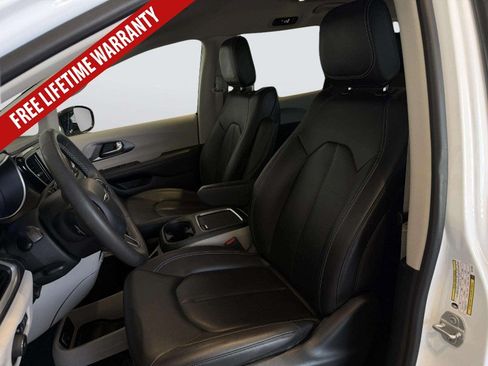 Used 2024 Chrysler Pacifica Limited FWD image 33