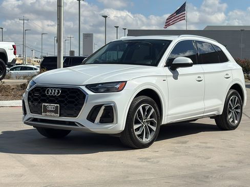 Certified 2024 Audi Q5 2.0T Premium w/ Convenience Package image 3