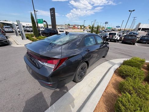 Used 2021 Hyundai Elantra SEL FWD image 3