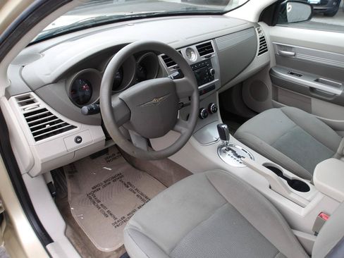 Used 2010 Chrysler Sebring Touring FWD image 10