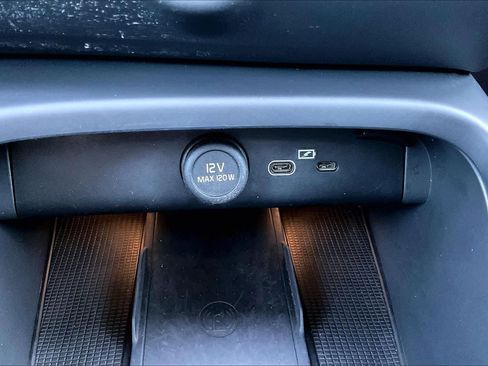 Used 2023 Volvo C40 P8 Recharge Ultimate image 37