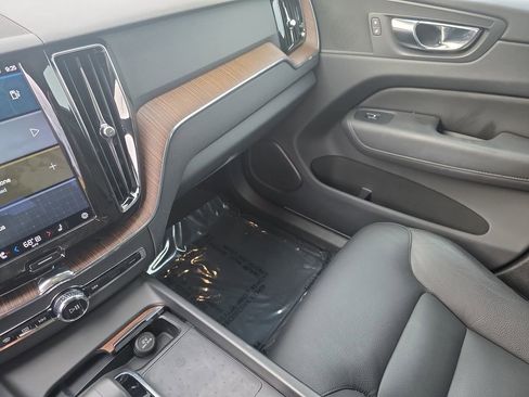 Certified 2022 Volvo XC60 B5 Momentum w/ Climate Package image 33