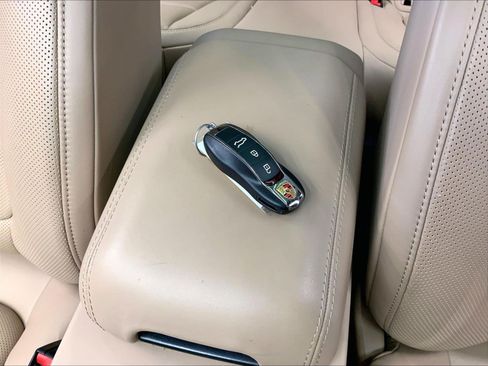 Certified 2024 Porsche Macan AWD/4WD image 21