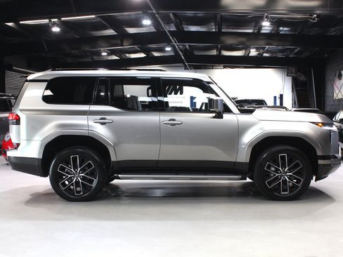 Used 2025 Lexus GX 550 w/ Accessory Package (2T) AWD/4WD image 20