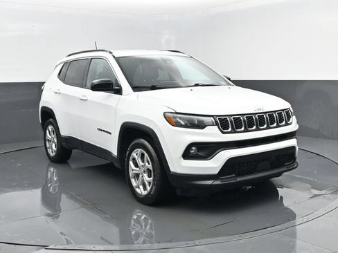 Used 2024 Jeep Compass Latitude AWD/4WD image 3