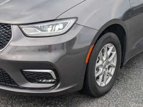 Used 2023 Chrysler Pacifica Touring-L FWD image 9