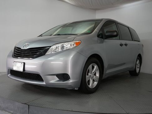 Used 2015 Toyota Sienna L image 3