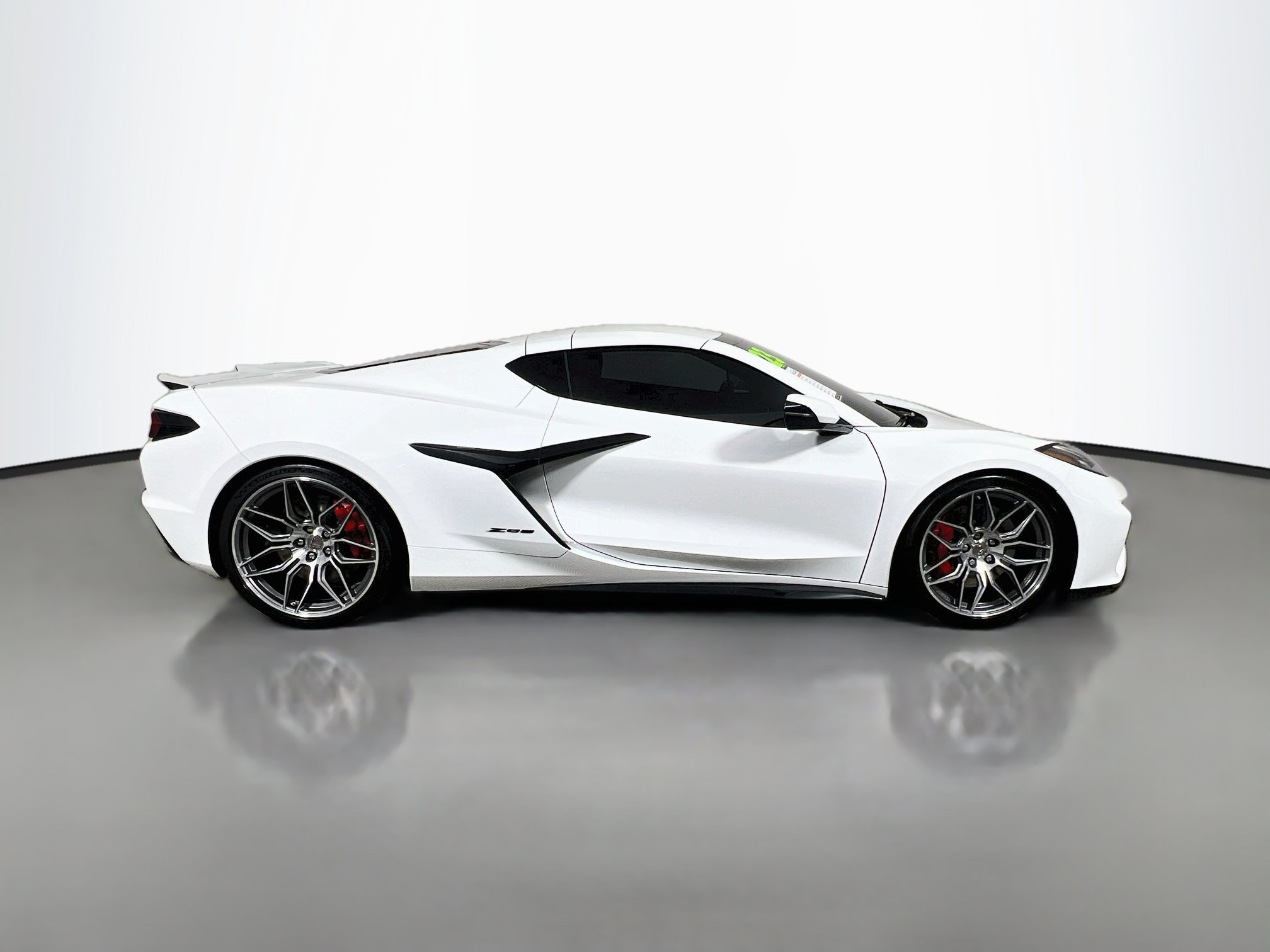 Used 2023 Chevrolet Corvette Z06 RWD image 3