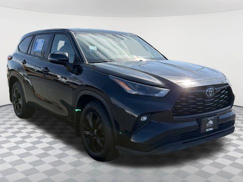Used 2024 Toyota Highlander LE image 3