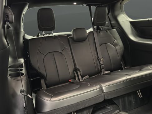 Used 2023 Chrysler Pacifica Touring-L w/ Uconnect Theater Family Group AWD/4WD image 27