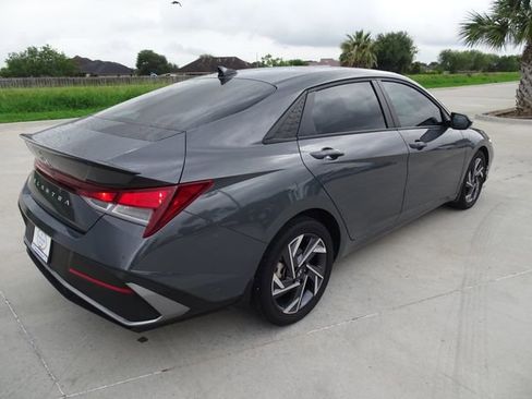 Used 2025 Hyundai Elantra Sport FWD image 4
