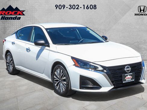 Used 2025 Nissan Altima 2.5 SV FWD image 3
