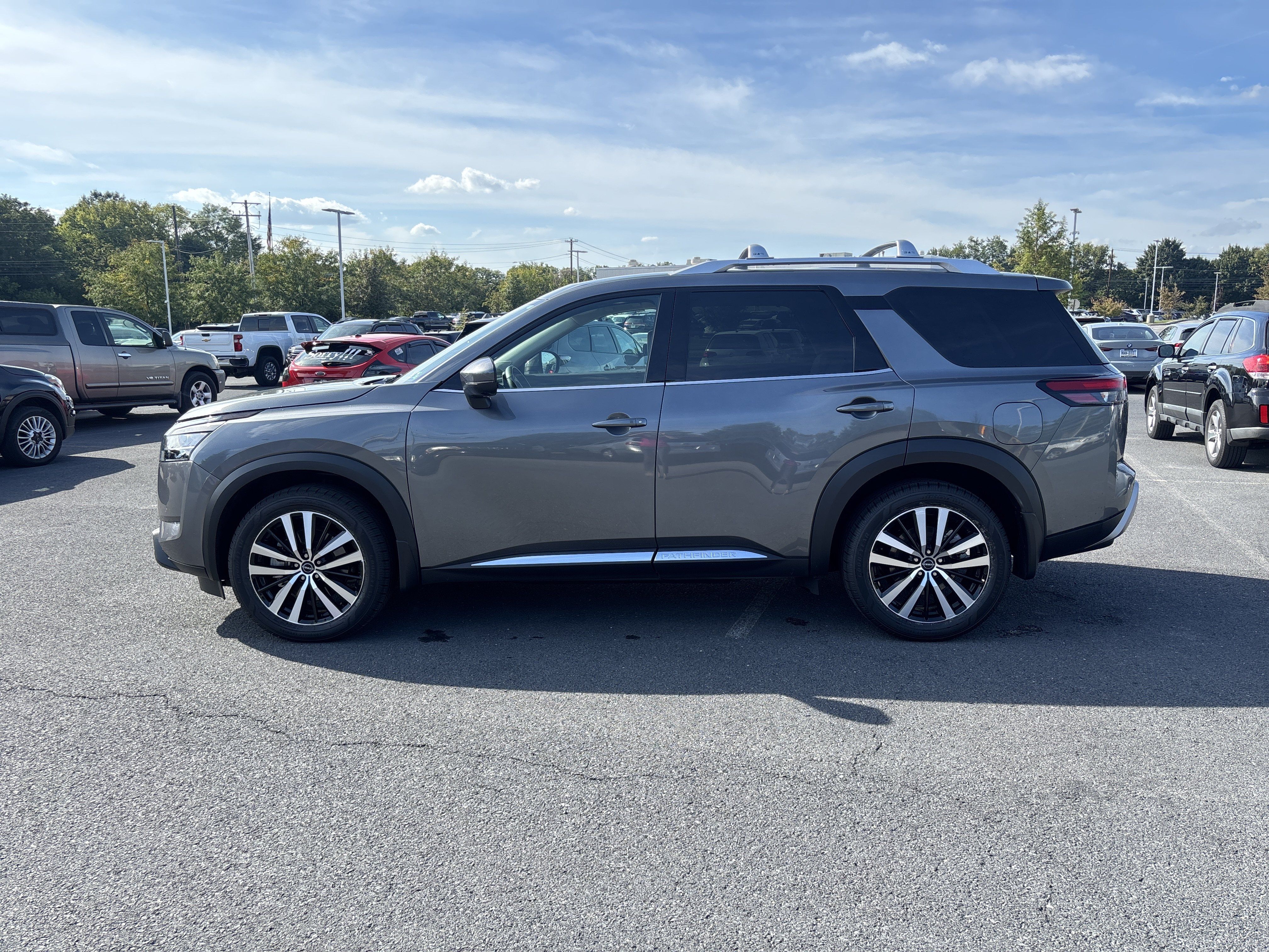 Used 2024 Nissan Pathfinder Platinum AWD/4WD image 21