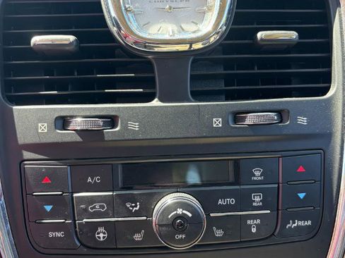 Used 2013 Chrysler Town & Country Touring-L w/ Driver Convenience Group FWD image 15