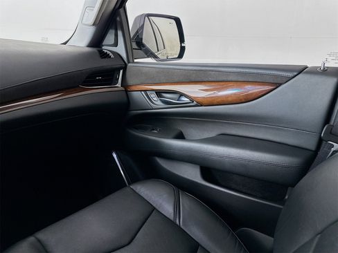Used 2015 Cadillac Escalade Luxury image 25