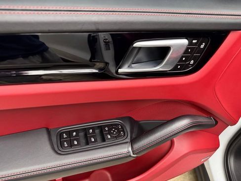 Used 2022 Porsche Cayenne Platinum Edition image 12