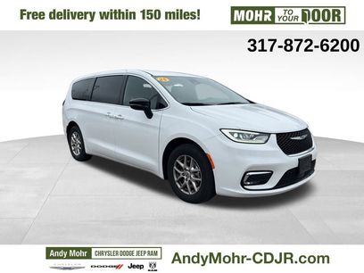 Used 2025 Chrysler Pacifica Select