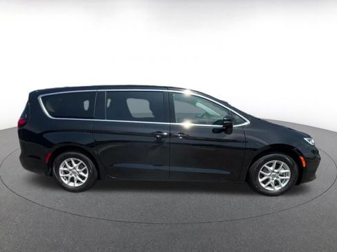 Used 2024 Chrysler Pacifica Touring-L FWD image 16