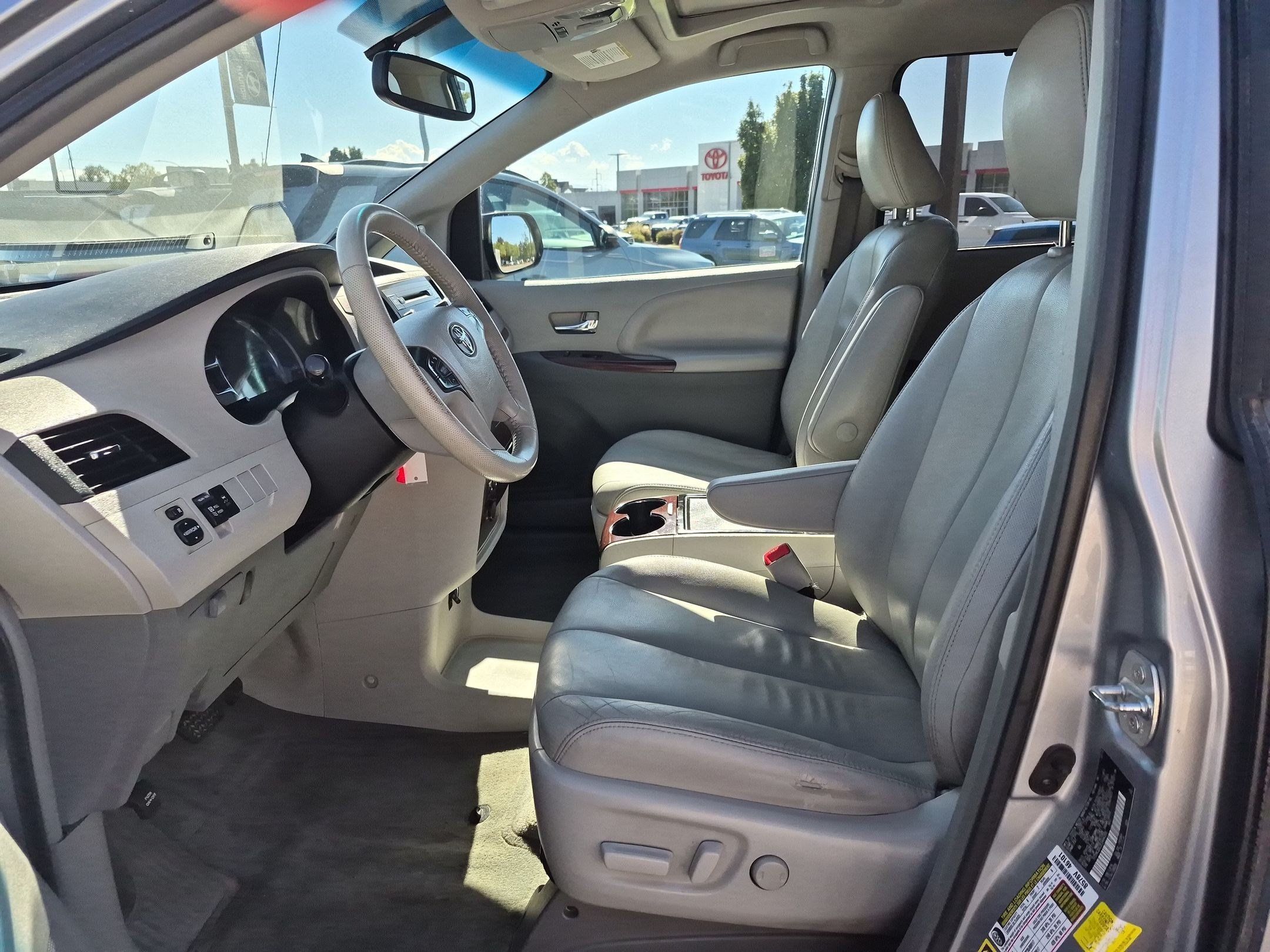 Used 2014 Toyota Sienna XLE FWD image 16
