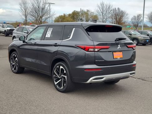Used 2024 Mitsubishi Outlander SE image 12