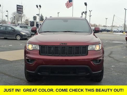 Used 2020 Jeep Grand Cherokee Laredo image 2