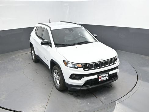 Used 2024 Jeep Compass Latitude AWD/4WD image 39